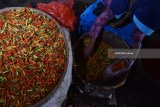 Penjual memilah cabai rawit di Pasar Sayur Magetan, Jawa Timur, Rabu (7/3). Menurut penjual tersebut, selama tiga hari terakhir harga cabai rawit naik dari Rp52 ribu menjadi Rp59 ribu per kilogram. Antara Jatim/Foto/Siswowidodo/zk/18