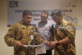 Pemimpin Divisi KPR dan KKB Bank BJB Agus Kurniawan (tengah) berbincang dengan GM Perum Perumnas Regional VI Ari Indrianto (kiri) dan Dirut PT Cipta Adi Perkasa Aditya Cahyadi (kanan) disela penandatanganan kerja sama di Surabaya, Jawa Timur, Kamis (8/3). Kerja sama tersebut guna memperluas jangkauan Bank BJB untuk pembiayaan serta kepemilikan rumah bagi masyarakat pada proyek perumahan Sentraland Residance dan D'Garden City yang berlokasi di Jawa Timur. Antara jatim/Moch Asim/zk/18