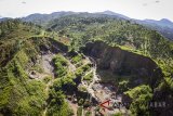 Foto aerial kerusakan bukit akibat aktivitas penambangan batu di Kecamatan Cimenyan, Wilayah Bandung Utara, Kabupaten Bandung, Jawa Barat, Kamis (22/3). Pakar Hidrologi dan Lingkungan Universitas Padjadjaran Chay Asdak menilai banjir yang menerjang Kota Bandung beberapa waktu lalu merupakan fenomena alam yang melahirkan bencana hidrologi fatal akibat kerusakan alam di Kawasan Bandung utara. ANTARA JABAR/Raisan Al Farisi/agr/18