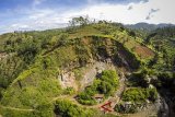 Foto aerial kerusakan bukit akibat aktivitas penambangan batu di Kecamatan Cimenyan, Wilayah Bandung Utara, Kabupaten Bandung, Jawa Barat, Kamis (22/3). Pakar Hidrologi dan Lingkungan Universitas Padjadjaran Chay Asdak menilai banjir yang menerjang Kota Bandung beberapa waktu lalu merupakan fenomena alam yang melahirkan bencana hidrologi fatal akibat kerusakan alam di Kawasan Bandung utara. ANTARA JABAR/Raisan Al Farisi/agr/18