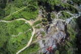 Foto aerial kerusakan bukit akibat aktivitas penambangan batu di Kecamatan Cimenyan, Wilayah Bandung Utara, Kabupaten Bandung, Jawa Barat, Kamis (22/3). Pakar Hidrologi dan Lingkungan Universitas Padjadjaran Chay Asdak menilai banjir yang menerjang Kota Bandung beberapa waktu lalu merupakan fenomena alam yang melahirkan bencana hidrologi fatal akibat kerusakan alam di Kawasan Bandung utara. ANTARA JABAR/Raisan Al Farisi/agr/18