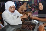 Calon Gubernur Jawa Timur nomor urut satu Khofifah Indar Parawansa (kiri) melihat perhiasan emas di Pasar Sumoroto, Kauman saat melakukan rangkaian kampanye di Ponorogo, Jawa Timur, Minggu (11/3). Selain bertemu dengan pedagang dan warga pasar, Khofifah melakukan serangkaian kegiatan antara lain bertemu seniman Reog Ponorogo, mengunjungi pondok pesantren, perajin jenang, perajin reog, ziarah ke makam, kunjungan wisata ke Telaga Ngebel. Antara Jatim/Foto/Siswowidodo/zk/18