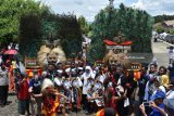 Calon Gubernur Jawa Timur nomor urut satu Khofifah Indar Parawansa (tengah) disambut kesenin Reog Ponorogo saat bertemu dengan seniman reog dalam rangkaian kampanye di Monumen Bantarangin Sumoroto, Kauman, Ponorogo, Jawa Timur, Minggu (11/3). Selain bertemu seniman Reog Ponorogo, Khofifah Indar Parawansa melakukan serangkaian kegiatan, antara lain mengunjungi pasar, pondok pesantren, perajin jenang, perajin reog, ziarah ke makam, kunjungna wisata ke Telaga Ngebel. Antara Jatim/Foto/Siswowidodo/zk/18