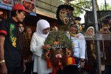 Calon Gubernur Jawa Timur nomor urut satu Khofifah Indar Parawansa (tengah) mengamati miniatur Reog Ponorogo saat mengunjungi tempat kerajinan Reog Ponorogo di Sumoroto, Kauman, Ponorogo, Jawa Timur, Minggu (11/3). Selain bertemu seniman Reog Ponorogo, Khofifah Indar Parawansa melakukan serangkaian kegiatan, antara lain mengunjungi pasar, pondok pesantren, perajin jenang, perajin reog, ziarah ke makam, kunjungan wisata ke Telaga Ngebel. Antara Jatim/Foto/Siswowidodo/zk/18