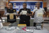 Petugas Bea Cukai dan Badan Narkotika Nasional (BNN) memeriksa barang bukti berupa paket narkotika golongan I yang dikirim lewat Pos dalam konferensi pers di Kantor Bea Cukai Ngurah Rai, Denpasar, Kamis (29/3). Bea Cukai Ngurah Rai menggagalkan pengiriman dua paket narkoba dengan berat total 1,01Kg berisi zat ADB Chminaca dari China dan satu paket seberat 1,01Kg berisi zat AMB Fubinaca dari Belanda yang diduga bahan tembakau gorilla dan berkaitan dengan tersangka yang telah ditangkap beberapa waktu lalu di Denpasar. Antaranews Bali/Nyoman Budhiana/2018.