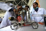  Tim Veloxymic dari Institut Teknologi Nasional Bandung mempersiapkan prototipe mobil bernama Pramakarsa saat mengikuti Indonesia Chem-E Car Competition (ICECC) 2018 di Institut Teknologi Sepuluh Nopember (ITS) Surabaya, Jawa Timur, Sabtu (24/3). Kompetisi yang diikuti puluhan tim dari berbagai perguruan tinggi di Indonesia itu mewajibkan peserta mengaplikasikan ilmu keteknik-kimiaan dalam bentuk mobil yang digerakkan oleh energi dari reaksi kimia dengan membawa beban dalam jarak tertentu. Antara Jatim/Didik Suhartono/zk/18