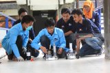 Tim Spektronik Institut Teknologi Sepuluh Nopember Surabaya (ITS) menyiapkan purwarupa Mobil Reaksi Kimia (Chem-E Car) Spektronik 16 disela jumpa pers di Surabaya, Jawa Timur, Kamis (22/3). ITS mengirimkan dua tim mobil yakni Spektronik 15 dan Spektronik 16 untuk mengikuti kompetisi mobil reaksi kimia atau Chem-E Car Competition yang akan diselenggarakan pada  30-31 Maret 2018 di Malaysia. Antara Jatim/Moch Asim/zk/18