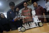 Perwakilan tim Spektronik Institut Teknologi Sepuluh Nopember Surabaya (ITS) Timotius Giovandi (kedua kiri) menunjukkan purwarupa Mobil Reaksi Kimia (Chem-E Car) Spektronik 16 disela jumpa pers di Surabaya, Jawa Timur, Kamis (22/3). ITS mengirimkan dua tim mobil yakni Spektronik 15 dan Spektronik 16 untuk mengikuti kompetisi mobil reaksi kimia atau Chem-E Car Competition yang akan diselenggarakan pada  30-31 Maret 2018 di Malaysia. Antara Jatim/Moch Asim/zk/18