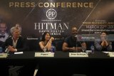 Komposer David Walter Foster (kiri), penyanyi Anggun Cipta Sasmi (kedua kiri), Brian McKnight (kedua kanan) dan Dira Sugandi (kanan) menjawab pertanyaan wartawan saat jumpa pers Konser Hitman David Foster and Friends di Surabaya, Jawa Timur, Rabu (21/3). Konser yang diselenggarakan oleh PT PP (Persero) Tbk di dua Kota yakni Surabaya dan Surakarta tersebut diharapkan dapat memberikan kontribusi terhadap pertumbuhan 'leisure economy' di Indonesia. Antara Jatim/Moch Asim/zk/18