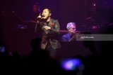 Musisi legendaris David Foster berkolaborasi dengan penyanyi  Sandhy Sandoro dalam Konser bertajuk Hitman David Foster and Friends di Surabaya, Jawa Timur, Kamis (22/3). Dalam konser tersebut David Foster menampilkan lagu-lagu hitsnya dan berkolaborasi dengan sejumlah penyanyi seperti Brian McKnight, Dira Sugandi, Sandhy Sandoro serta Yura Yunita. Antara jatim/Moch Asim/zk/18