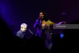 Musisi legendaris David Foster berkolaborasi dengan penyanyi Yura Yunita dalam Konser bertajuk Hitman David Foster and Friends di Surabaya, Jawa Timur, Kamis (22/3). Dalam konser tersebut David Foster menampilkan lagu-lagu hitsnya dan berkolaborasi dengan sejumlah penyanyi seperti Brian McKnight, Anggun C Sasmi, Sandhy Sandoro serta Dira Sugandi. Antara Jatim/Moch Asim/zk/18