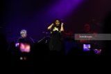 Penyanyi Anggun C Sasmi membawakan lagu 'Snow on The Sahara' dalam Konser bertajuk Hitman David Foster and Friends di Surabaya, Jawa Timur, Kamis (22/3). Dalam konser tersebut David Foster menampilkan lagu-lagu hitsnya dan berkolaborasi dengan sejumlah penyanyi seperti Brian McKnight, Dira Sugandi, Sandhy Sandoro serta Yura Yunita. Antara Jatim/Moch Asim/zk/18