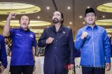 Ketua Umum Partai NasDem Surya Paloh (tengah) bersama Calon Gubernur Jawa Barat Ridwan Kamil (kanan) dan Ketua Dewan Pimpinan Wilayah Jawa Barat Partai Nasdem Saan Mustofa (kiri) menghadiri konsolidasi Partai NasDem se-Jawa Barat di Bandung, Jawa Barat, Minggu (4/3). Konsolidasi tersebut ditujukan untuk memperkuat soliditas kader dan saksi-saksi Partai NasDem jelang Pilkada serentak 2018 di Jawa Barat. ANTARA JABAR/Raisan Al Farisi/agr/18