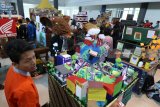 Pengunjung mengamati berbagai macam karya tulis Majalah Dinding tiga dimensi (mading 3D) dengan tema 'A Fight Against Corruption' di Convention Hall Simpang Lima Gumul, Kediri, Jawa Timur, Sabtu (10/3). Kontes Mading 3D yang diikuti oleh pelajar tingkat SMP dan SMA se Karesidenan Kediri tersebut sebagai wahana mengembangkan kreatifitas di bidang karya tulis dan seni rupa. Antara Jatim/Prasetia Fauzani/zk/18