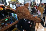 Pengunjung mengamati berbagai macam karya tulis Majalah Dinding tiga dimensi (mading 3D) dengan tema 'A Fight Against Corruption' di Convention Hall Simpang Lima Gumul, Kediri, Jawa Timur, Sabtu (10/3). Kontes Mading 3D yang diikuti oleh pelajar tingkat SMP dan SMA se Karesidenan Kediri tersebut sebagai wahana mengembangkan kreatifitas di bidang karya tulis dan seni rupa. Antara Jatim/Prasetia Fauzani/zk/18