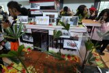 Pengunjung mengamati berbagai macam karya tulis Majalah Dinding tiga dimensi (mading 3D) dengan tema 'A Fight Against Corruption' di Convention Hall Simpang Lima Gumul, Kediri, Jawa Timur, Sabtu (10/3). Kontes Mading 3D yang diikuti oleh pelajar tingkat SMP dan SMA se Karesidenan Kediri tersebut sebagai wahana mengembangkan kreatifitas di bidang karya tulis dan seni rupa. Antara jatim/Prasetia Fauzani/zk/18