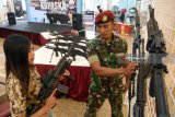 Seorang prajurit Satuan Komando Pasukan Katak (Satkopaska) Koarmatim TNI AL memberikan penjelasan pada pengunjung tentang senapan api laras panjang ketika Kopaska Expo 2018 di Surabaya, Jawa Timur, Jumat (23/3). Kopaska Expo 2018 yang memamerkan puluhan alat utama sistem persenjataan (Alutsista) milik SatkopaskaTNI AL kepada masyarakat umum dalam rangkaian HUT ke-56. Antara Jatim/M Risyal Hidayat/zk/18