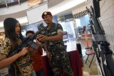 Seorang prajurit Satuan Komando Pasukan Katak (Satkopaska) Koarmatim TNI AL memberikan penjelasan pada pengunjung tentang senapan api laras panjang ketika Kopaska Expo 2018 di Surabaya, Jawa Timur, Jumat (23/3). Kopaska Expo 2018 yang memamerkan puluhan alat utama sistem persenjataan (Alutsista) milik SatkopaskaTNI AL kepada masyarakat umum dalam rangkaian HUT ke-56. Antara Jatim/M Risyal Hidayat/zk/18