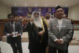 Duta Besar Kerajaan Arab Saudi untuk Indonesia Osama Mohammed Abdullah Alshuaibi (tengah) didampingi Rektor Universitas Airlangga Surabaya Mohamad Nasih (kanan)  menjawab pertanyaan wartawan usai mengisi kuliah umum di Unair, Surabaya, Jawa Timur, Jumat (9/3). Kuliah umum dengan tema 