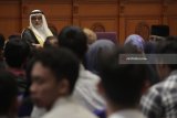Duta Besar Kerajaan Arab Saudi untuk Indonesia Osama Mohammed Abdullah Alshuaibi (kiri) menyampaikan materi dalam kuliah umum di Universitas Airlangga, Surabaya, Jawa Timur, Jumat (9/3). Kuliah umum dengan tema 