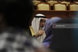 Duta Besar Kerajaan Arab Saudi untuk Indonesia Osama Mohammed Abdullah Alshuaibimenyampaikan materi dalam kuliah umum di Universitas Airlangga, Surabaya, Jawa Timur, Jumat (9/3). Kuliah umum dengan tema 