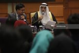 Duta Besar Kerajaan Arab Saudi untuk Indonesia Osama Mohammed Abdullah Alshuaibi (kanan) menyampaikan materi dalam kuliah umum di Universitas Airlangga, Surabaya, Jawa Timur, Jumat (9/3). Kuliah umum dengan tema 