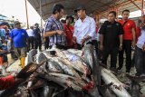 Calon Gubernur Provinsi Jawa Barat nomor urut empat TB Hasanuddin (tengah) berdialog dengan nelayan di Tempat Pelelangan Ikan, Karangsong, Indramayu, Jawa Barat, Kamis (22/3). Selain mendengar keluhan nelayan, TB Hasanuddin mengusulkan program revitalisasi pasar ikan yang ada di lokasi tersebut. ANTARA JABAR/Dedhez Anggara/agr/18.