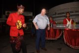 Walikota Liverpool Joe Anderson (tengah) bergoyang bersama pemusik patrol ketika berburu foto bersama komunitas fotografi di jalur pedesterian Jalan Tunjungan, Surabaya, Jawa Timur, Minggu (18/3).  Kunjungan Walikota bersama Wakil Walikota Liverpool ke Surabaya hingga 22 Maret tersebut bertujuan untuk melanjutkan rencana kerja sama Sister City antara Liverpool dan Surabaya. Antara jatim/Zabur Karuru/zk/18