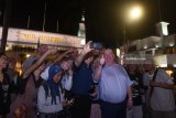 Walikota Liverpool Joe Anderson (ketiga kanan) bersama Wakil Walikota liverpool Gary Millar (tengah) berswafoto dengan latar Hotel Majapahit ketika berburu foto bersama komunitas fotografi di jalur pedesterian Jalan Tunjungan, Surabaya, Jawa Timur, Minggu (18/3).  Kunjungan Walikota bersama Wakil Walikota Liverpool ke Surabaya hingga 22 Maret tersebut bertujuan untuk melanjutkan rencana kerja sama Sister City antara Liverpool dan Surabaya. Antara Jatim/Zabur Karuru/zk/18