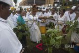 Pendeta Hindu, Ida Pedanda Gede Jelantik Dwaja (tengah) memimpin upacara Mepepada di Pura Besakih, Karangasem, Bali, Kamis (15/3). Upacara berkeliling Pura membawa sejumlah hewan kurban tersebut merupakan rangkaian upacara Tawur Kesanga yaitu ritual untuk menetralisir hal-hal negatif sekaligus penyucikan alam sebelum Hari Raya Nyepi. Antaranews Bali/Nyoman Budhiana/2018.