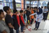 Petugas mengatur barisan anak Bermasalah dengan Hukum (ABH) yang tengah antri untuk mengambil makanan di Lembaga Pembinaan Khusus Anak (LPKA), Sukamiskin, Bandung, Jawa Barat, Selasa (27/3). LPKA yang saat ini menampung 124 narapidana dan 16 tahanan anak tersebut menjadi percontohan LPKA lainnya di indonesia karena memiliki fasilitas yang memadai serta mendukung komitmen pemerintah dalam perlakuan pada ABH yang ideal. ANTARA JABAR/Raisan Al Farisi/agr/18