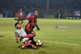 Pesepak bola Persela Lamongan Syahroni (kiri) merebut bola dari pesepak bola Persipura Jayapura Ronaldo Rubener (kanan) dalam laga persahabatan Jaka Jaya 2018 di Stadion Surajaya, Lamongan, Jawa Timur, Jumat (9/3). Pertandingan berakhir dengan skor 0-0. Antara Jatim/M Risyal Hidayat/zk/18