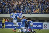 Pesepakbola Persib Bandung melakukan selebrasi seusai mencetak gol saat laga persahabatan antara Persib Bandung melawan Arema FC di Stadion Gelora Bandung Lautan Api (GBLA), Bandung, Jawa Barat, Minggu (18/3). Dalam laga persahabatan tersebut, Persib Bandung berhasil mengalahkan Arema FC dengan skor 2-1. ANTARA JABAR/Raisan Al Farisi/agr/18