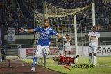 Pesepakbola Persib Bandung Airlangga Sucipto melakukan selebrasi seusai mencetak gol ke gawang Arema FC saat laga persahabatan Persib Bandung melawan Arema FC di Stadion Gelora Bandung Lautan Api (GBLA), Bandung, Jawa Barat, Minggu (18/3). Dalam laga persahabatan tersebut, Persib berhasil mengalahkan Arema FC dengan skor 2-1. ANTARA JABAR/Raisan Al Farisi/agr/18