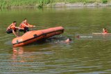 Sejumlah mahasiswa pecinta alam mengikuti latihan ‘Search And Rescue’ (SAR) air di Sungai Segaran, Kabupaten Madiun, Jawa Timur, Minggu (4/3). Latihan yang diikuti sekitar 50 mahasiswa pecinta alam dari Madiun, Ponorogo Jawa Timur dan Yogyakarta tersebut untuk memperkenalkan dan memberikan keterampilan SAR di air bagi potensi SAR. Antara Jatim/Foto/Siswowidodo/zk/18