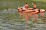 Sejumlah mahasiswa pecinta alam mengikuti latihan ‘Search And Rescue’ (SAR) air di Sungai Segaran, Kabupaten Madiun, Jawa Timur, Minggu (4/3). Latihan yang diikuti sekitar 50 mahasiswa pecinta alam dari Madiun, Ponorogo Jawa Timur dan Yogyakarta tersebut untuk memperkenalkan dan memberikan keterampilan SAR di air bagi potensi SAR. Antara Jatim/Foto/Siswowidodo/zk/18