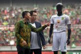 Presiden klub Persebaya Surabaya Azrul Ananda (kiri) didampingi Direktur PT Kapal Api Global Christeven Mergonoto (kanan) mengamati kostum baru Persebaya Surabaya disela-sela launching kostum Persebaya Surabaya di Stadion Gelora Bung Tomo (GBT), Surabaya, Jawa Timur, Minggu (18/3). Persebaya Surabaya meluncurkan empat kostum terbaru dalam mengikuti Liga 1/2018. Antara Jatim/M Risyal Hidayat/zk/18