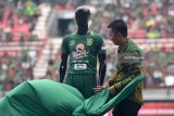 Presiden klub Persebaya Surabaya Azrul Ananda membuka manekin dengan mengenakan kostum baru Persebaya Surabaya disela-sela launching kostum Persebaya Surabaya di Stadion Gelora Bung Tomo (GBT), Surabaya, Jawa Timur, Minggu (18/3). Persebaya Surabaya meluncurkan empat kostum terbaru dalam mengikuti Liga 1/2018. Antara Jatim/M Risyal Hidayat/zk/18