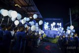 Pemain Diklat beserta official Persib bersiap untuk menerbangkan balon saat launching tim Persib Bandung 2018 di Graha Persib, Bandung, Jawa Barat, Sabtu (17/3). Persib Bandung secara resmi memperkenalkan 27 pemain serta kostum barunya untuk berlaga di Liga 1 Go-jek Traveloka 2018 yang akan digelar pada (23/3) mendatang. ANTARA JABAR/Raisan Al Farisi/agr/18