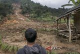 Warga melihat lokasi longsor di Desa Buninagara, Sindangkerta, Kabupaten Bandung Barat, Jawa Barat, Senin (5/3). Longsor di wilayah perbukitan karena curah hujan yang tinggi tersebut menimpa empat rumah warga yang mengakibatkan dua warga tertimbun longsor, satu orang berhasil ditemukan meninggal dunia dan seorang masih dalam pencarian. ANTARA JABAR/Novrian Arbi/agr/18.