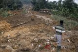 Warga melihat lokasi longsor di Desa Buninagara, Sindangkerta, Kabupaten Bandung Barat, Jawa Barat, Senin (5/3). Longsor di wilayah perbukitan karena curah hujan yang tinggi tersebut menimpa empat rumah warga yang mengakibatkan dua warga tertimbun longsor, satu orang berhasil ditemukan meninggal dunia dan seorang masih dalam pencarian. ANTARA JABAR/Novrian Arbi/agr/18.