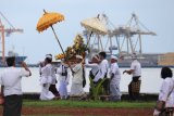 Umat Hindu mengikuti upacara Melasti di Surabaya, Jawa Timur, Minggu (11/3). Upacara rangkaian Hari Raya Nyepi yang diikuti ribuan umat Hindu di Surabaya tersebut bertujuan untuk membersihkan diri dan jiwa dari segala bentuk perbuatan buruk. Antara Jatim/Didik Suhartono/zk/18