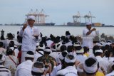 Umat Hindu mengikuti upacara Melasti di Surabaya, Jawa Timur, Minggu (11/3). Upacara rangkaian Hari Raya Nyepi yang diikuti ribuan umat Hindu di Surabaya tersebut bertujuan untuk membersihkan diri dan jiwa dari segala bentuk perbuatan buruk. Antara Jatim/Didik Suhartono/zk/18