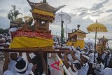 Umat Hindu memebawa benda sakral pada puncak ritual Melasti menjelang Hari Raya Nyepi Tahun Saka 1940 di Pantai Purnama, Gianyar, Bali, Rabu (14/3). Ritual tahunan tersebut berlangsung selama tiga hari secara bergantian yang sebagian besar digelar di pantai, danau dan sungai di seluruh Bali untuk penyucian alam sehingga Hari Raya Nyepi dapat berjalan hening serta damai. Antaranews Bali/Nyoman Budhiana/2018.