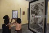 Pengunjung melihat lukisan yang dipajang dalam pameran lukisan bertajuk 