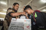 Menteri Sosial Idrus Marham menyampaikan arahan kepada warga Bandung saat pencairan bantuan sosial program keluarga harapan (PKH) kepada anak-anak berprestasi di Panti Sosial Bina Netra (PSBN) Wyata Guna di Bandung, Jawa Barat, Kamis (1/3). Kehadiran Idrus Marham dalam rangka melihat proses penyaluran dan pencairan dana bantuan sosial program keluarga harapan (PKH), bantuan pangan non-tunai (BPNT) dan bansos beras sejahtera (rastra). ANTARA JABAR/M Agung Rajasa/agr/18