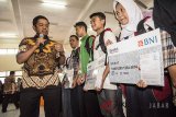 Menteri Sosial Idrus Marham (kiri) memberikan bantuan secara simbolis program keluarga harapan (PKH) kepada anak-anak berprestasi di Panti Sosial Bina Netra (PSBN) Wyata Guna di Bandung, Jawa Barat, Kamis (1/3). Kehadiran Idrus Marham dalam rangka melihat proses penyaluran dan pencairan dana bantuan sosial program keluarga harapan (PKH), bantuan pangan non-tunai (BPNT) dan bansos beras sejahtera (rastra). ANTARA JABAR/M Agung Rajasa/agr/18