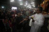 Umat Kristiani mengantre untuk mendapatkan roti Hosti saat mengikuti misa Kamis Putih di Gereja Katolik Kelahiran Santa Perawan Maria di Surabaya, Jawa Timur, Kamis (29/3). Misa Kamis Putih merupakan rangkaian dari Tri Hari Suci Paskah untuk memeringati perjamuan Kudus Yesus bersama 12 muridnya pada malam terakhir sebelum disalib. Antara Jatim/Moch Asim/zk/18