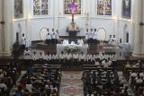 Umat Kristiani mengikuti misa Kamis Putih di Gereja Katolik Kelahiran Santa Perawan Maria di Surabaya, Jawa Timur, Kamis (29/3). Misa Kamis Putih merupakan rangkaian dari Tri Hari Suci Paskah untuk memeringati perjamuan Kudus Yesus bersama 12 muridnya pada malam terakhir sebelum disalib. Antara Jatim/Moch Asim/zk/18