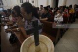 Umat Kristiani berdoa saat mengikuti misa Kamis Putih di Gereja Katolik Kelahiran Santa Perawan Maria di Surabaya, Jawa Timur, Kamis (29/3). Misa Kamis Putih merupakan rangkaian dari Tri Hari Suci Paskah untuk memeringati perjamuan Kudus Yesus bersama 12 muridnya pada malam terakhir sebelum disalib. Antara Jatim/Moch Asim/zk/18
